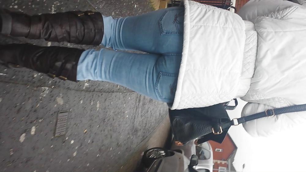 19P Walking Jeans MILF Ass