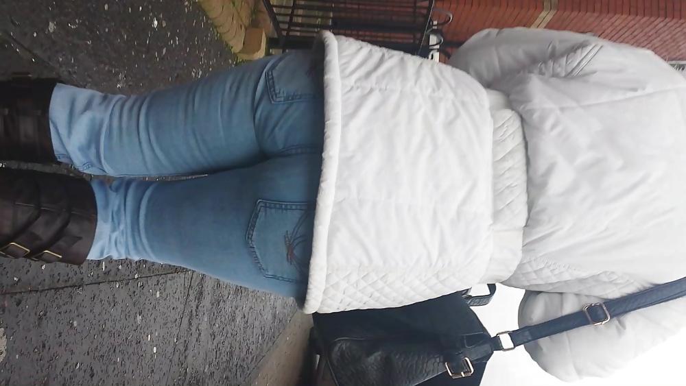 19P Walking Jeans MILF Ass