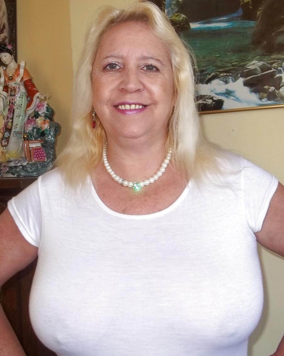 23P Bbw no bra