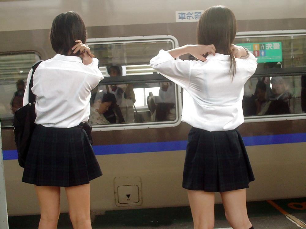 20P Japanese School Girls 01