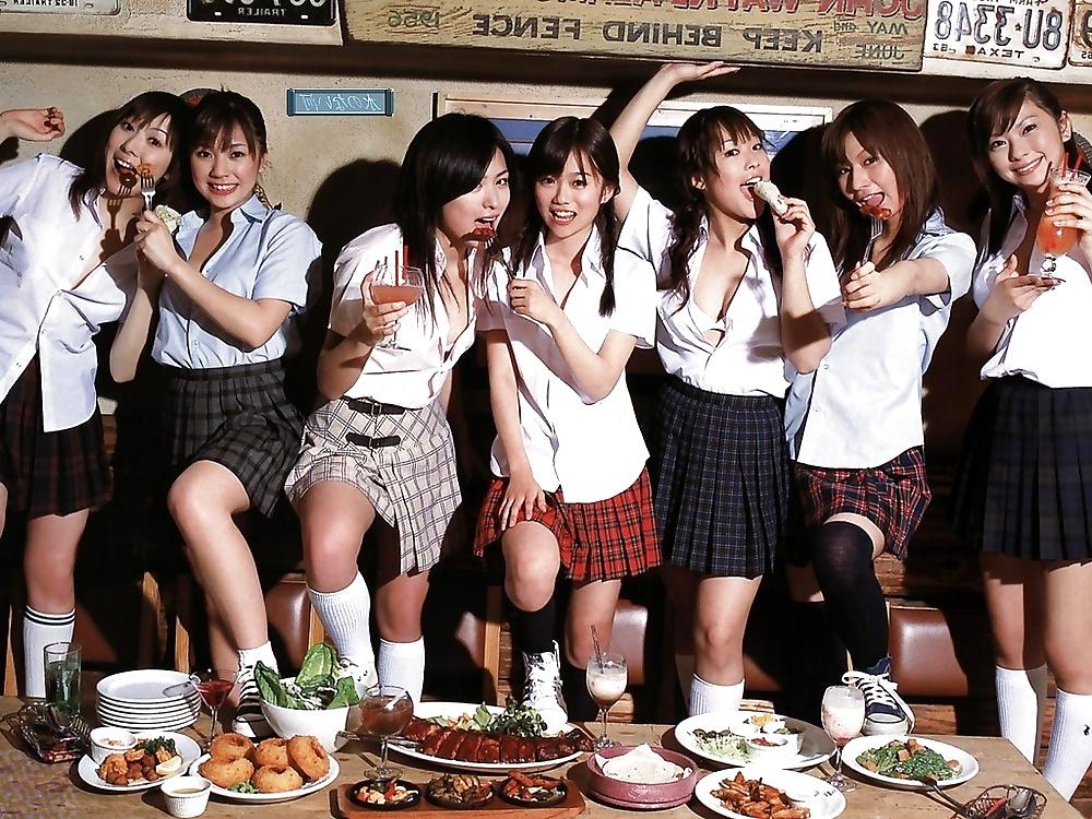 20P Japanese School Girls 01