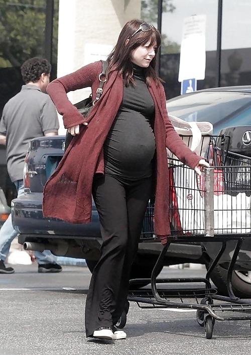 25P Alyson hannigan pregnant