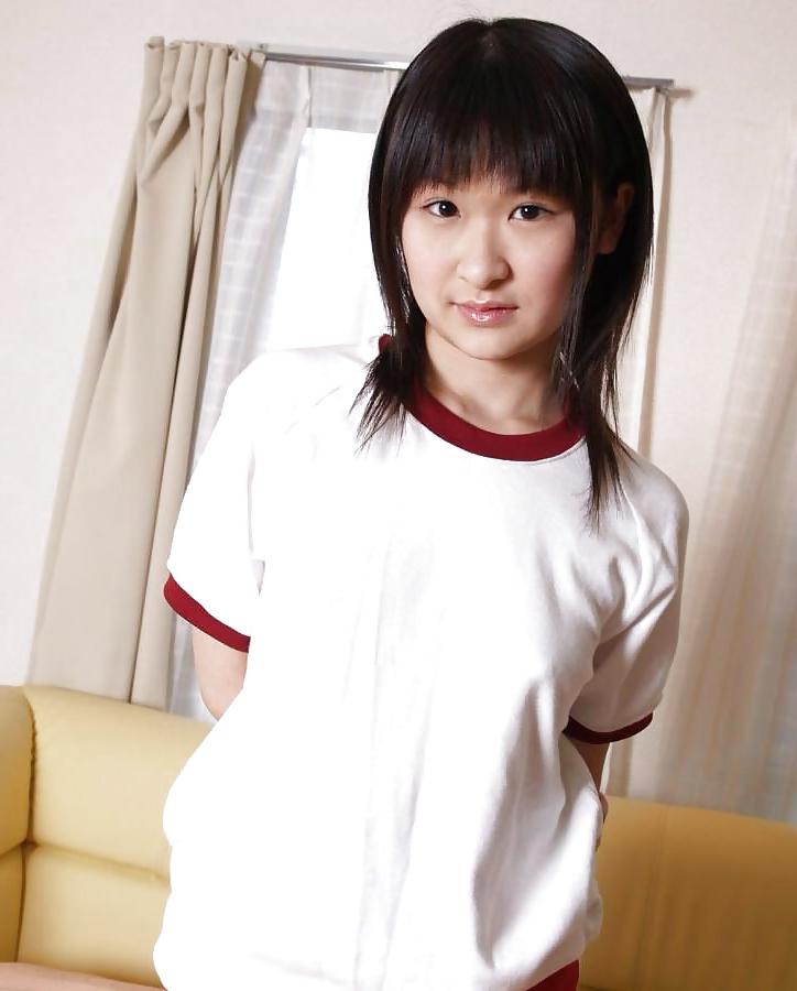 20P J15 Japanese teen shows her pussy