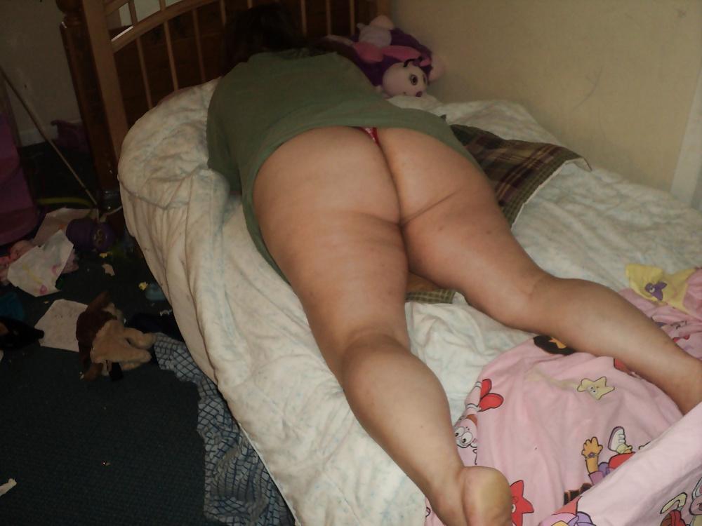 16P Mommys Big Ass In The Room