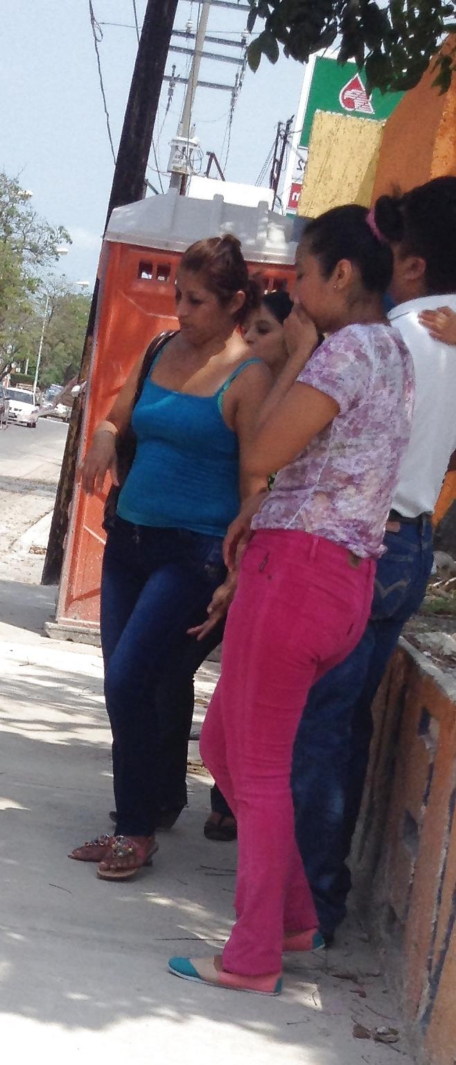 7P Mexicana-Culo jovencito esperando camion