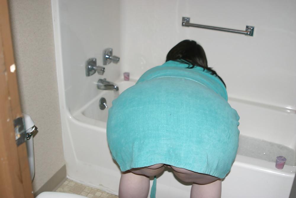 25P Kaylee takes a bath