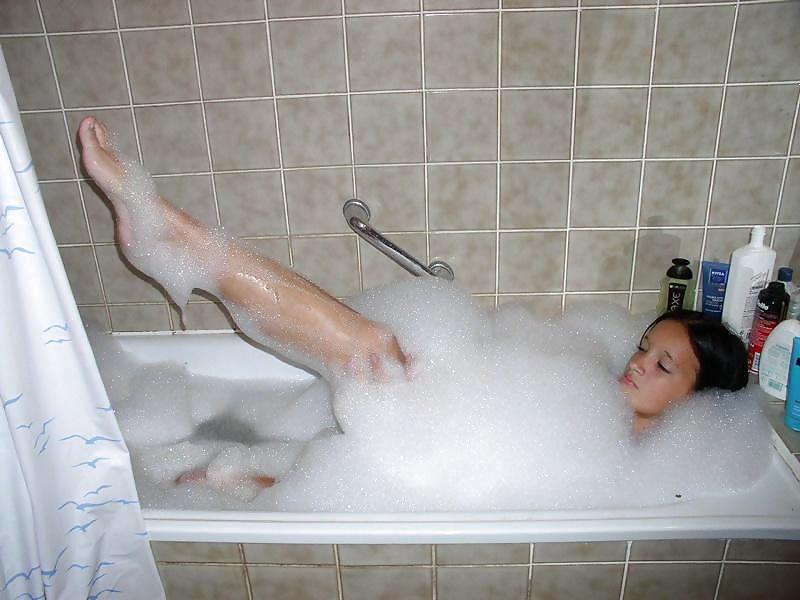 25P Julia in the bath