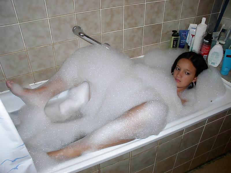 25P Julia in the bath
