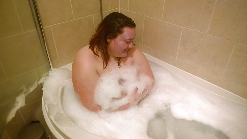 18P Tim Tess 20 BBW takes a bath with face mask!!