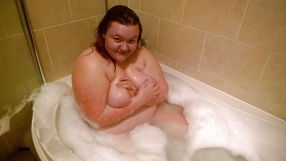18P Tim Tess 20 BBW takes a bath with face mask!!