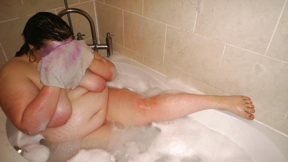 18P Tim Tess 20 BBW takes a bath with face mask!!