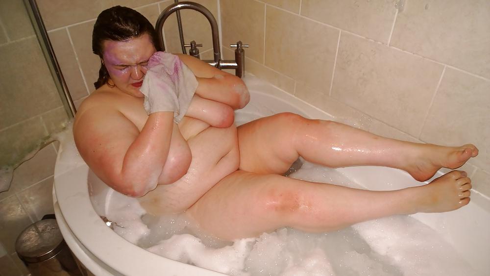 18P Tim Tess 20 BBW takes a bath with face mask!!