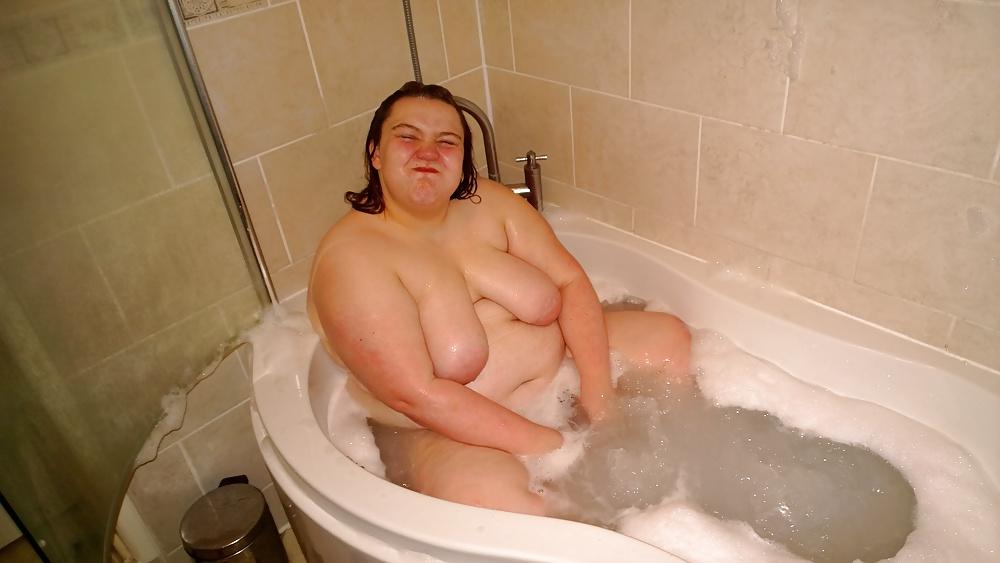 18P Tim Tess 20 BBW takes a bath with face mask!!