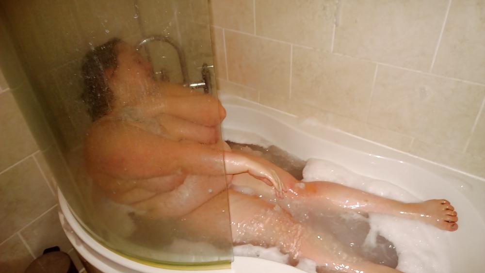 18P Tim Tess 20 BBW takes a bath with face mask!!