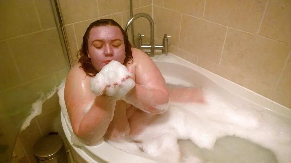 18P Tim Tess 20 BBW takes a bath with face mask!!