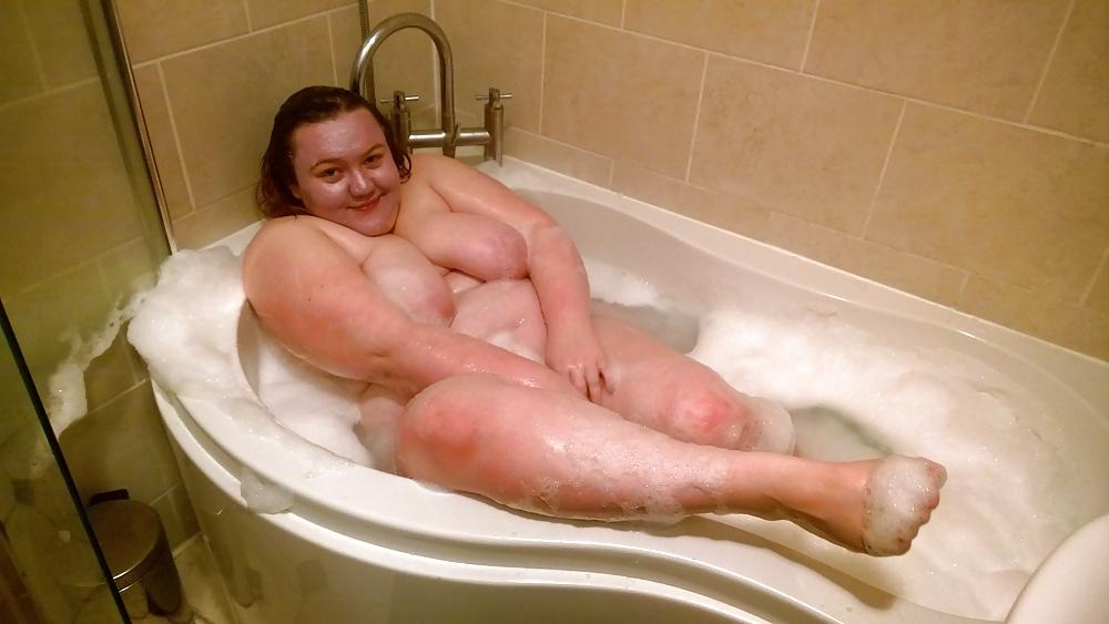 18P Tim Tess 20 BBW takes a bath with face mask!!