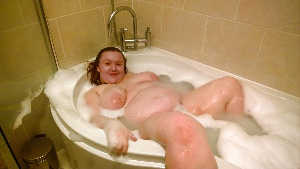 18P Tim Tess 20 BBW takes a bath with face mask!!
