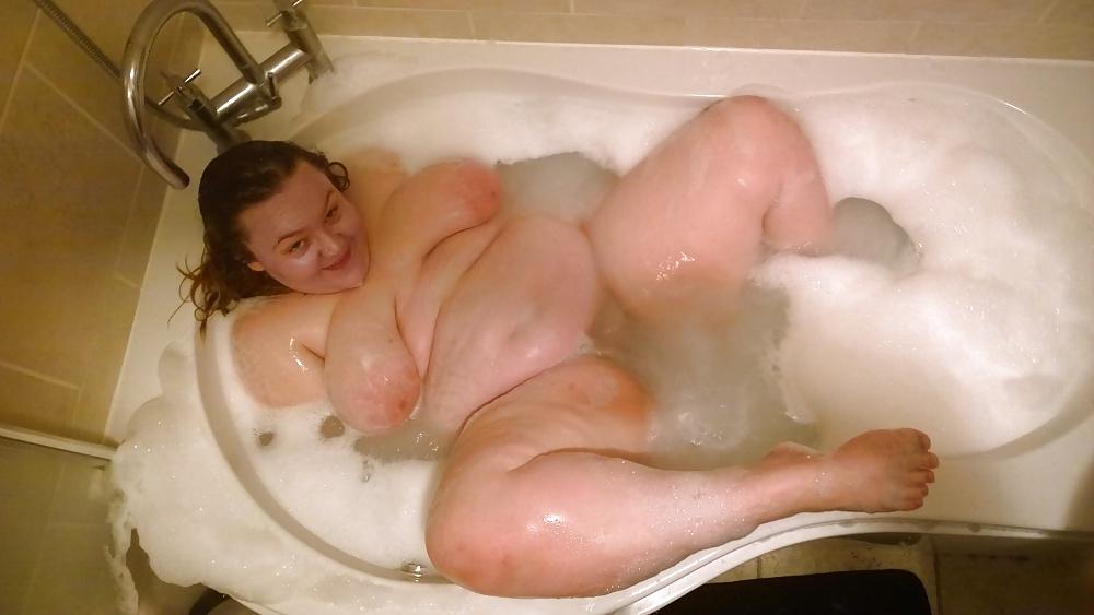 18P Tim Tess 20 BBW takes a bath with face mask!!