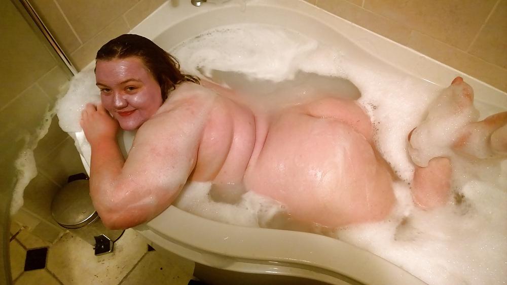 18P Tim Tess 20 BBW takes a bath with face mask!!