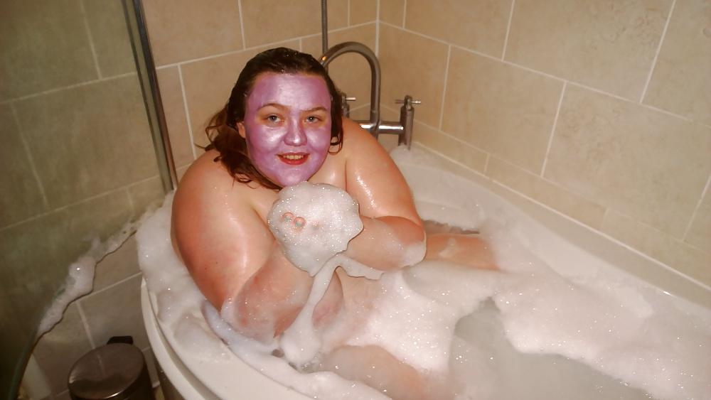 18P Tim Tess 20 BBW takes a bath with face mask!!