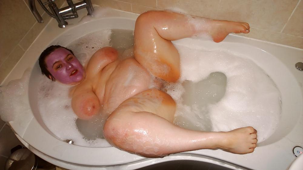 18P Tim Tess 20 BBW takes a bath with face mask!!