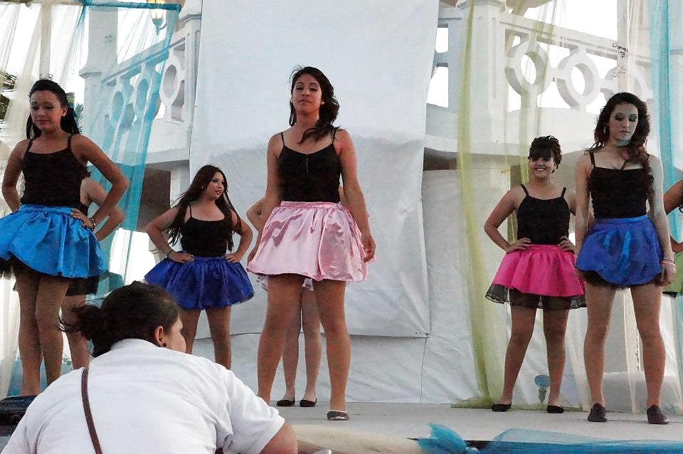 25P Mexicanas en pantimedias  mexican girls in pantyhose  4