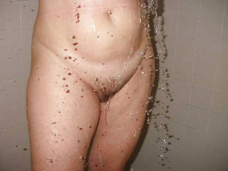 25P Mature wife is shaving in the bath