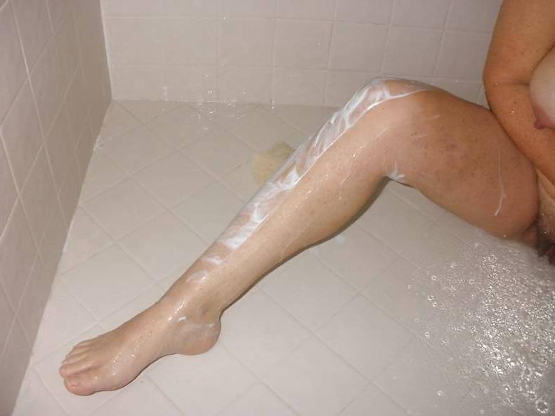 25P Mature wife is shaving in the bath