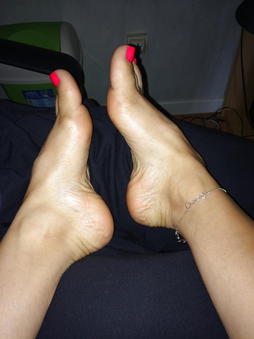 8P Pretty feet of my wife