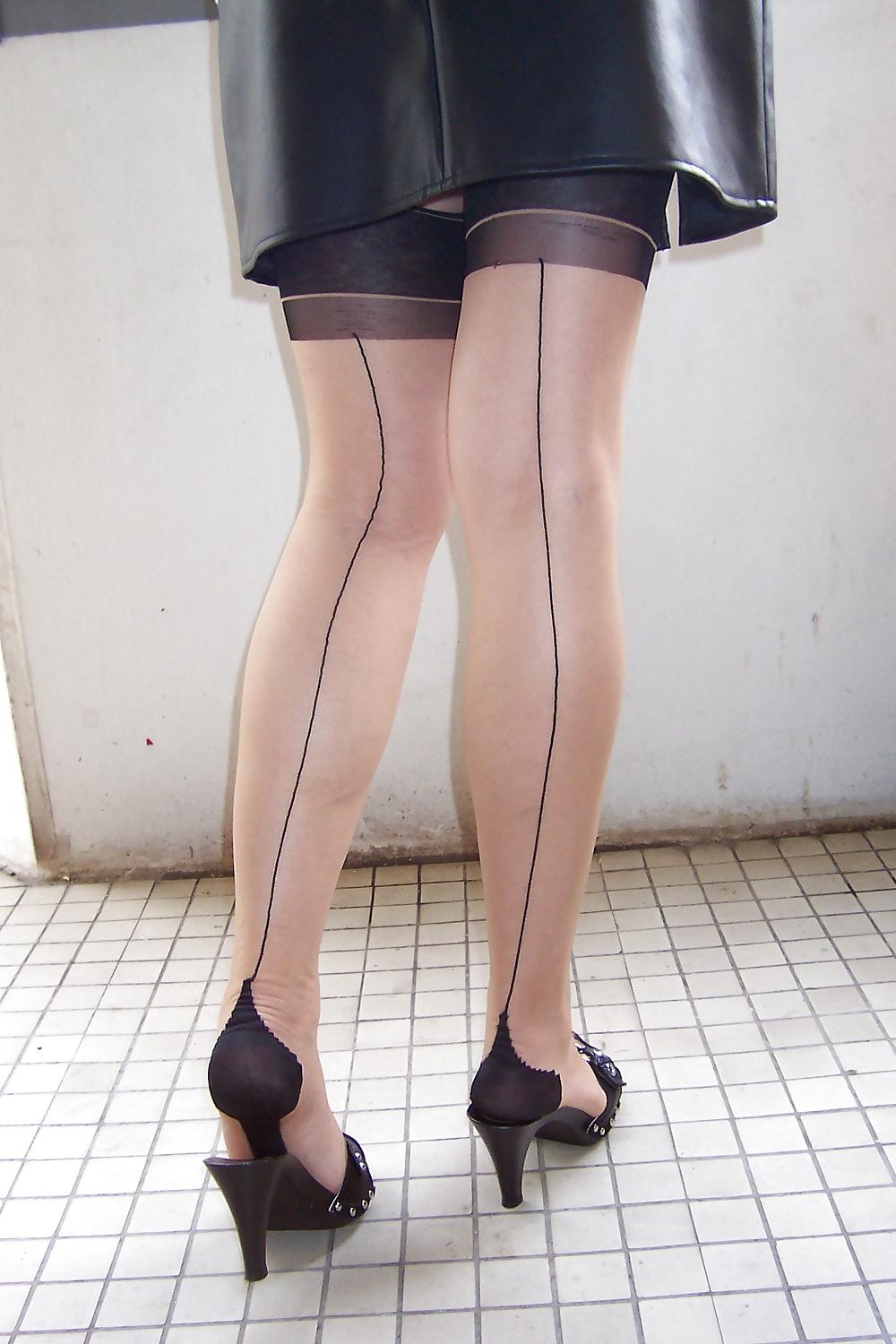 20P Bourgeoise nylonee a spermer nyloned wife to cum on