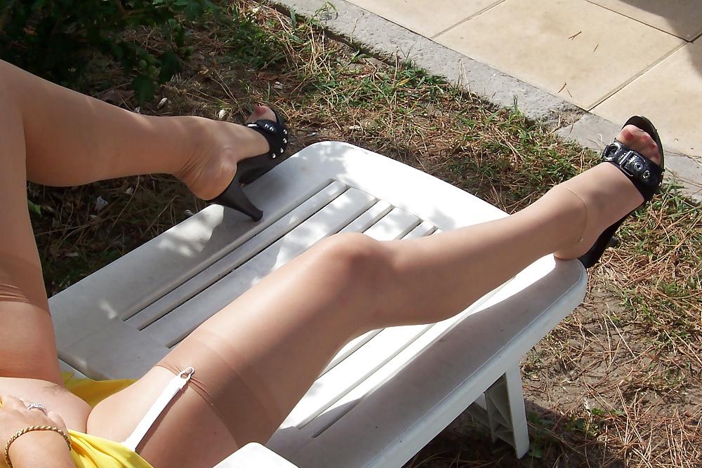 20P Bourgeoise nylonee a spermer nyloned wife to cum on