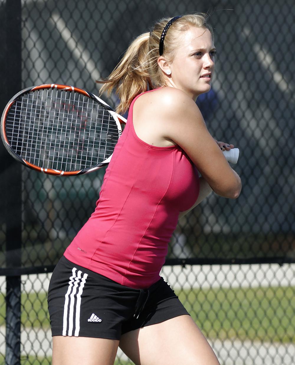 8P Malou Ejdesgaard sexy tennisplayer