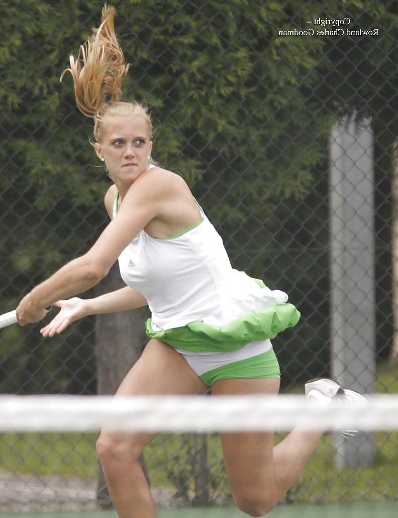 8P Malou Ejdesgaard sexy tennisplayer