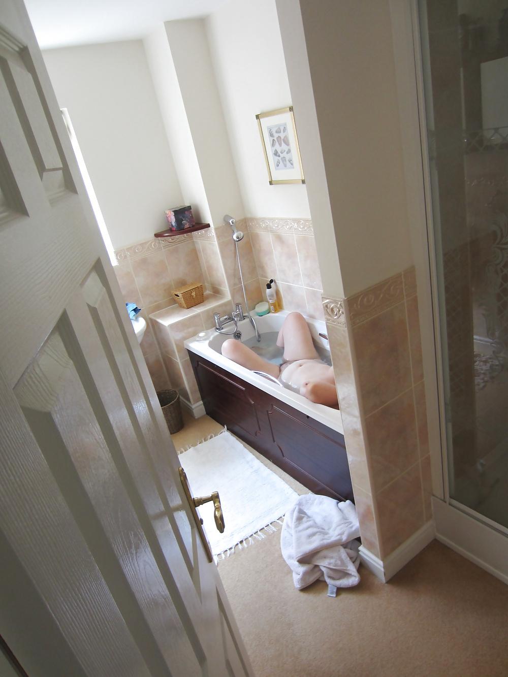 18P Voyeur in the bath