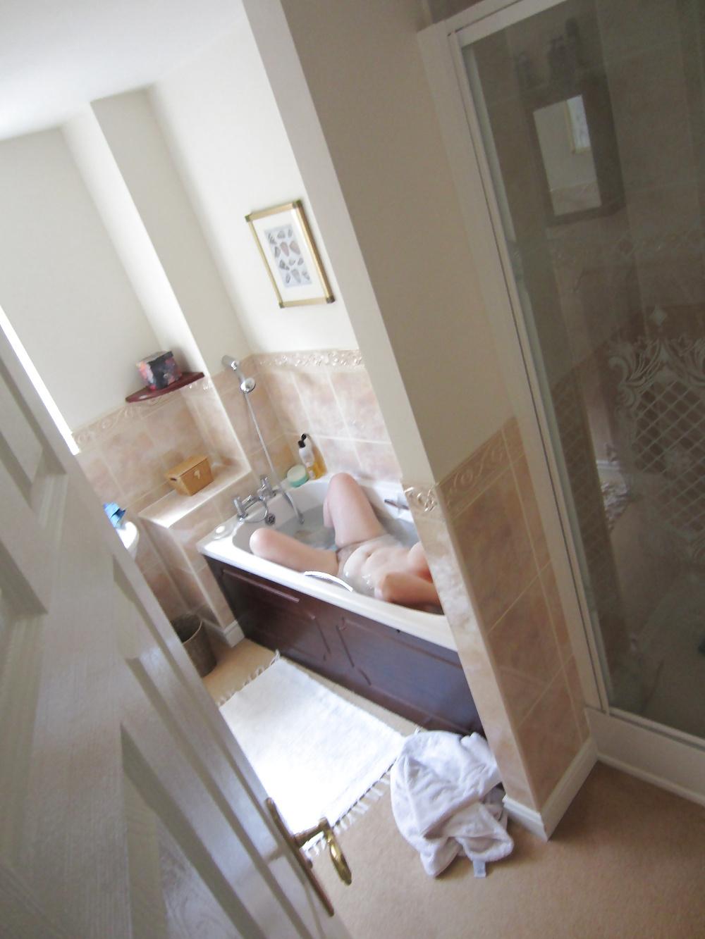 18P Voyeur in the bath