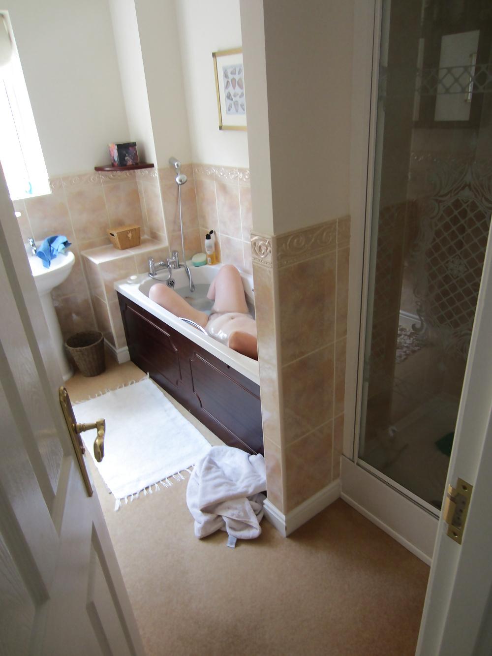 18P Voyeur in the bath