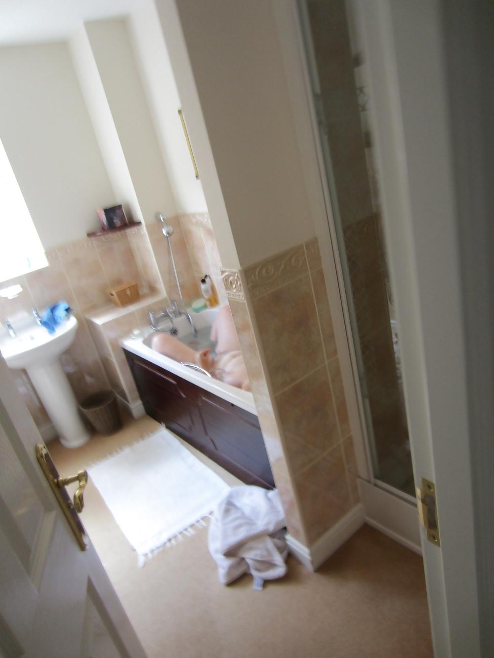18P Voyeur in the bath