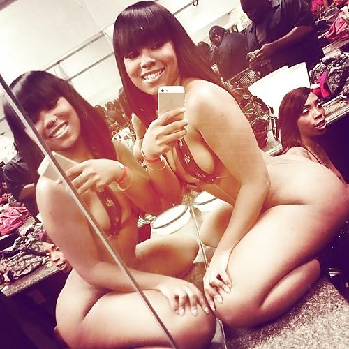 25P Strippers Locker Room 3 - Vestiaires strippers-Vestuarios