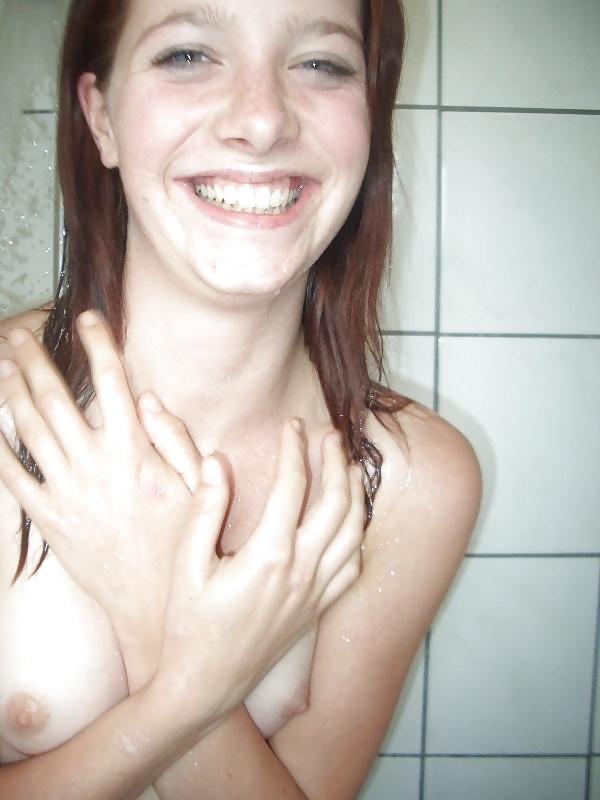 25P Girls caught naked in the bath