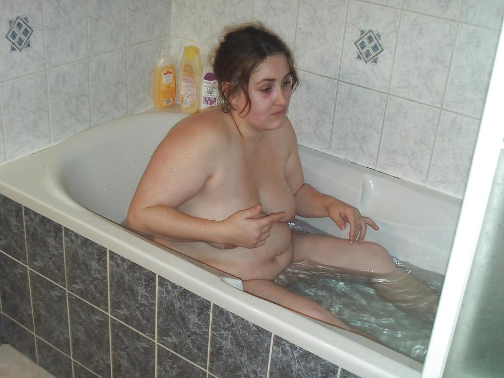 25P Housewife giving himself a bath and posing in the shower