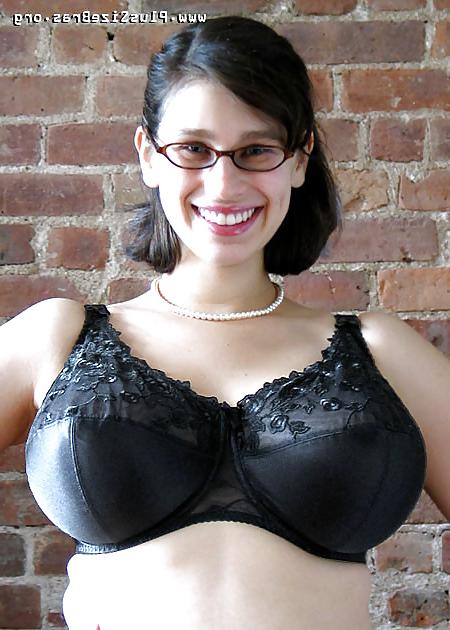 24P Plus size bra model