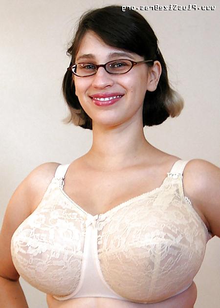 24P Plus size bra model