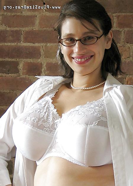 24P Plus size bra model