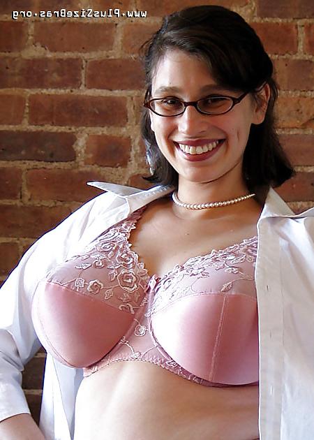 24P Plus size bra model