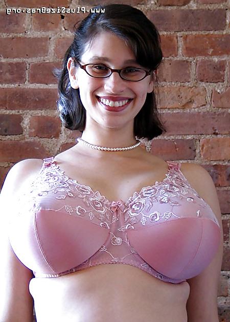 24P Plus size bra model