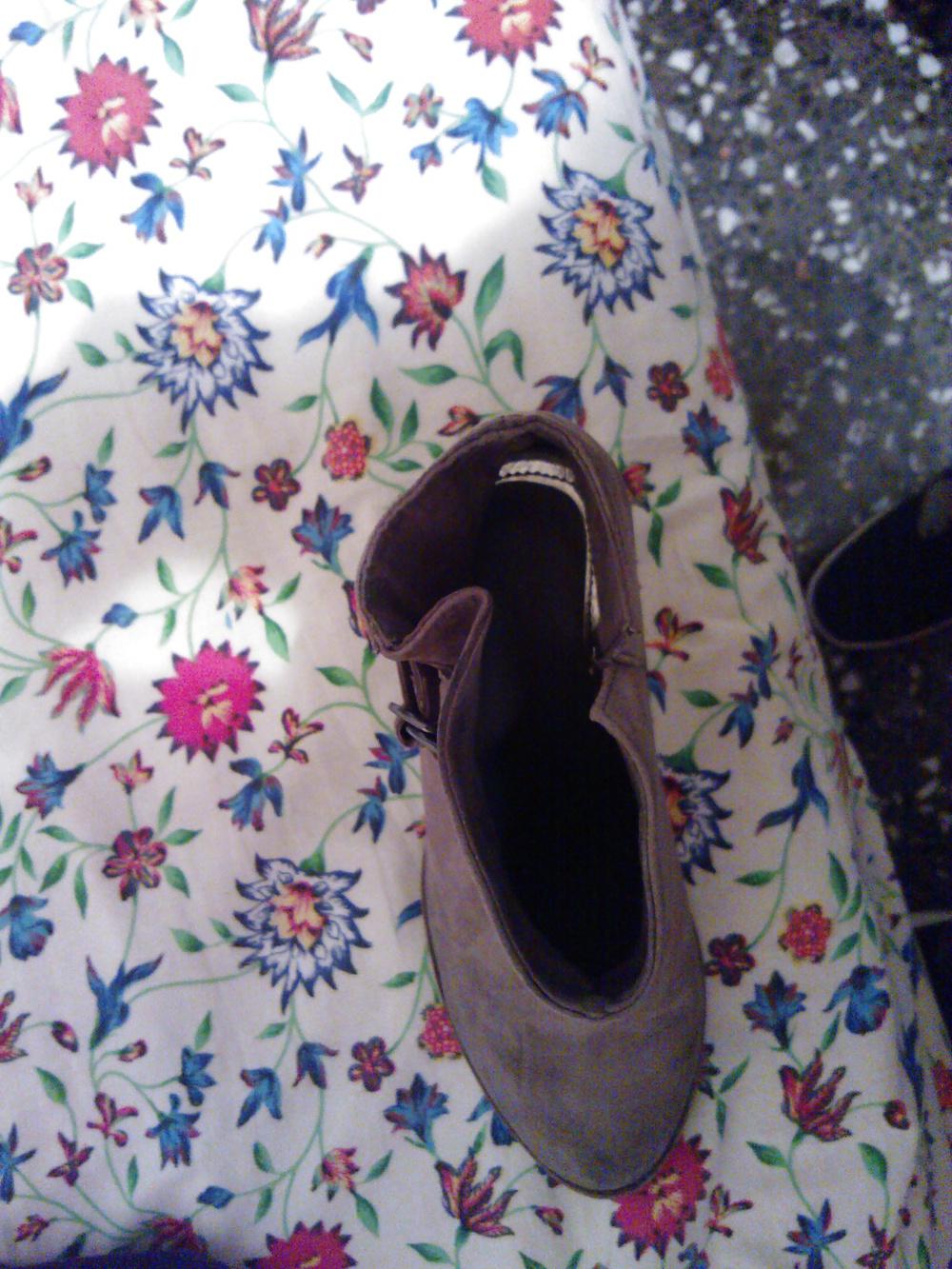 14P Friend room shoes and thongs cummed