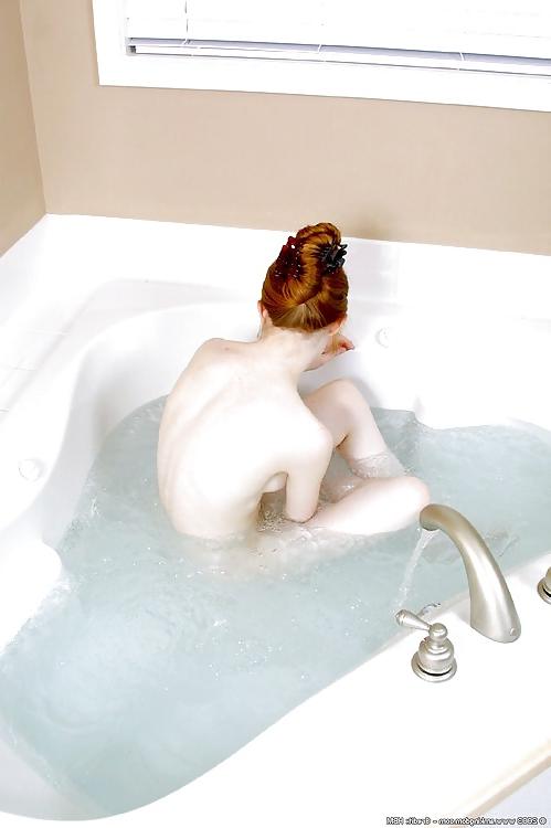 16P Hot redhead in the bath