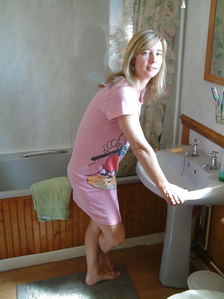25P Milf in bath washing