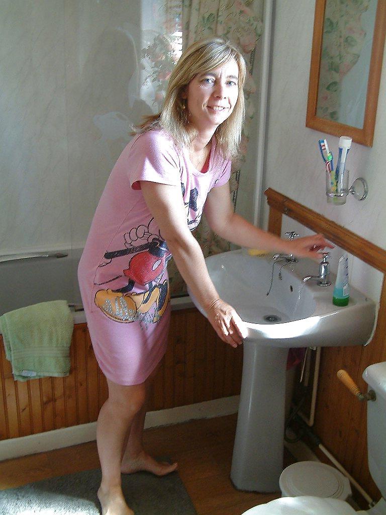 25P Milf in bath washing