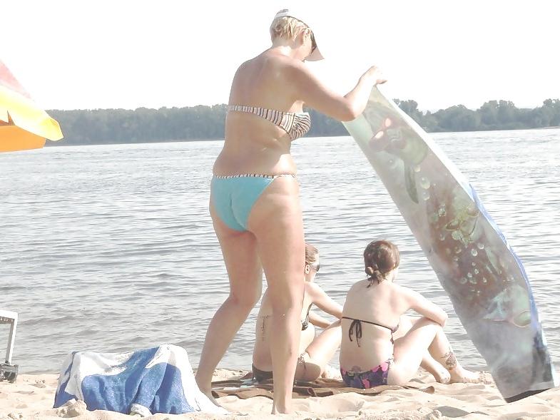25P Mature Milf in Bikini
